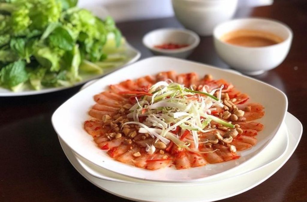 Gỏi cá mai Phan Thiết với rau răm và đậu phộng
