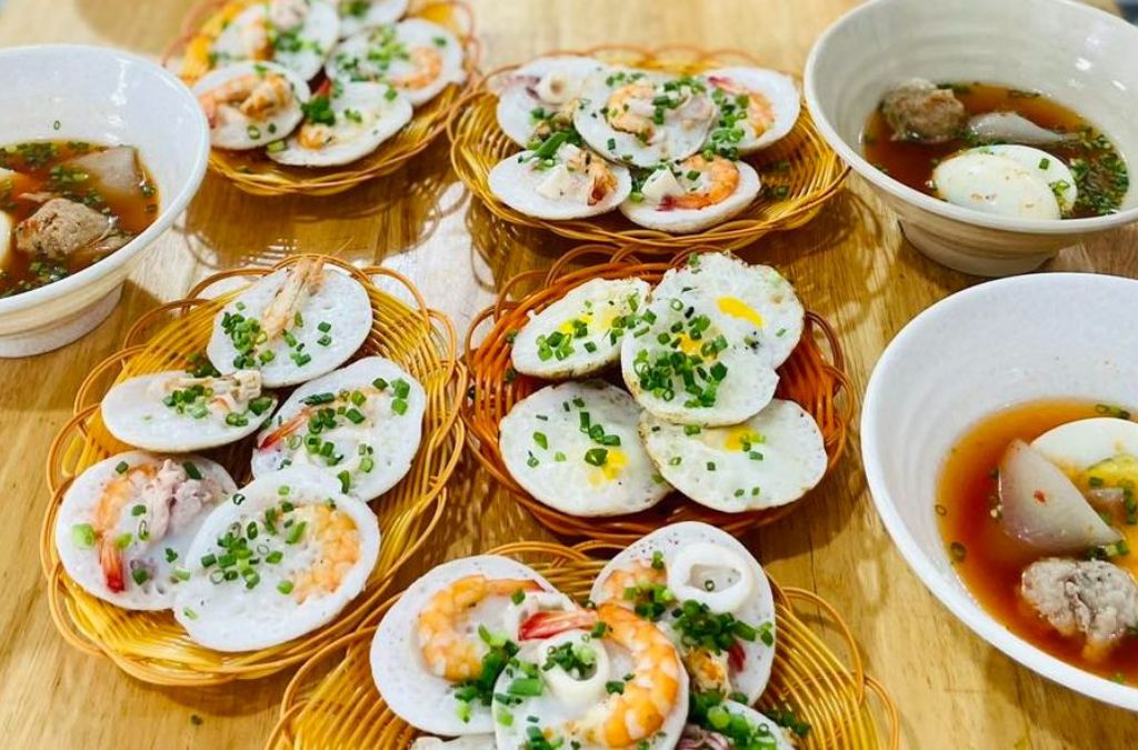 Bánh căn Phan Thiết với nhân hải sản và trứng