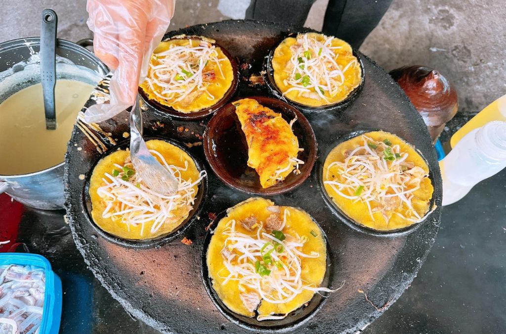 Bánh xèo Phan Thiết nướng trong khuôn nhỏ