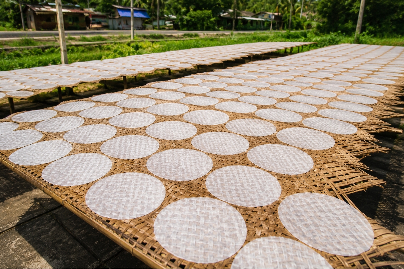 Bánh tráng Hòa Đa Phú Yên mang nét mộc mạc của ẩm thực miền Trung.