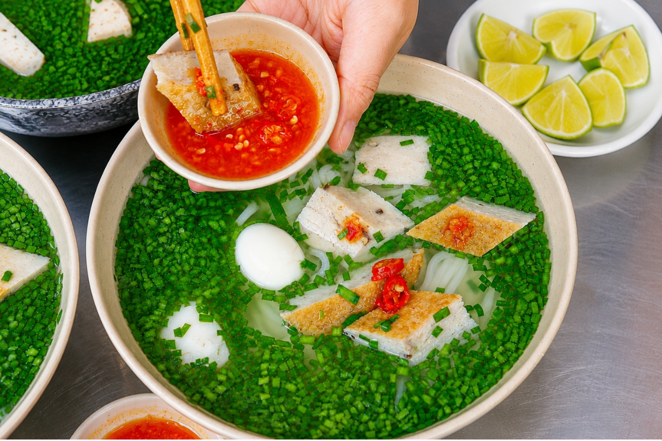 Bánh canh hẹ Phú Yên với lớp hẹ xanh đặc trưng và chả cá vàng thơm
