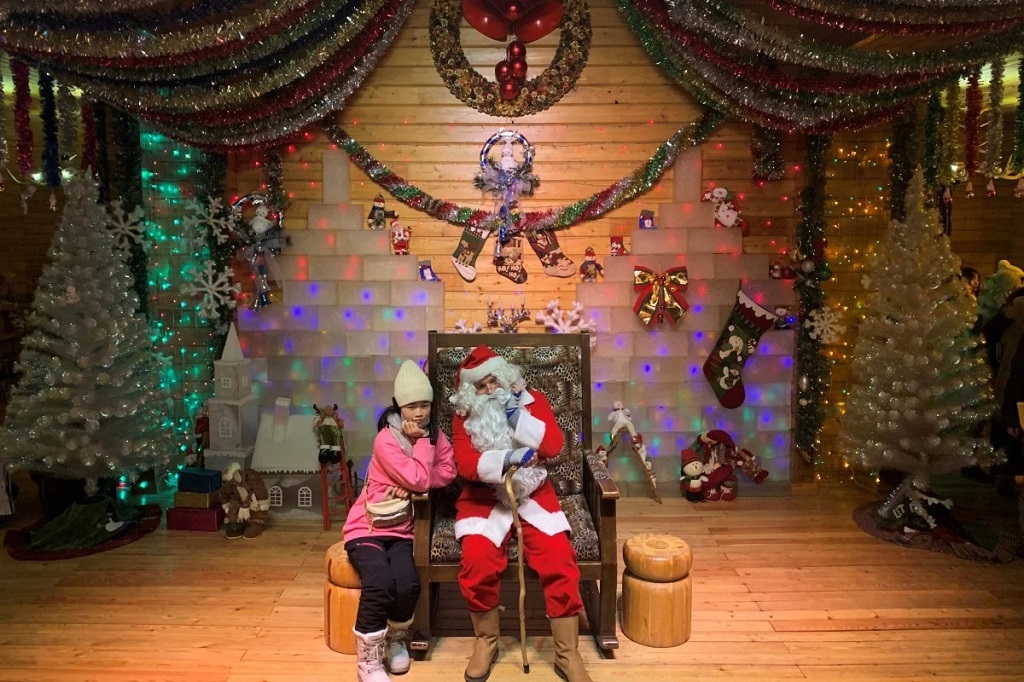 Không khí Noel ngập tràn ở làng Giáng sinh