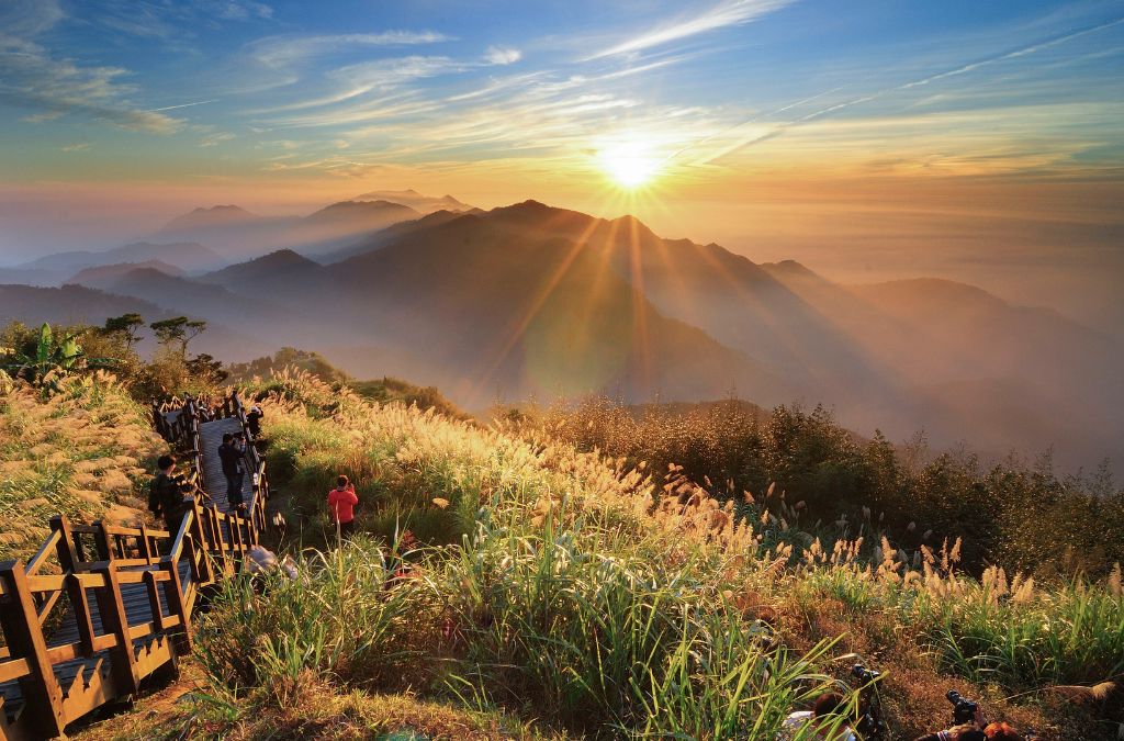 Bình minh trên núi Alishan giữa biển mây