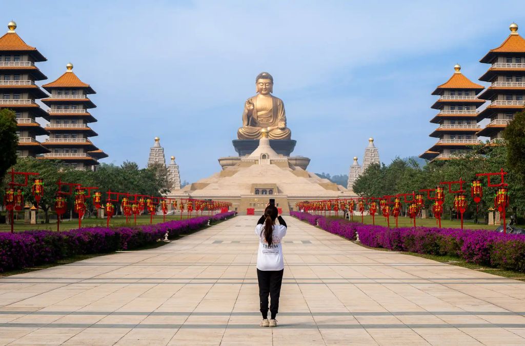 Đại Phật và tám bảo tháp tại Fo Guang Shan Buddha Museum