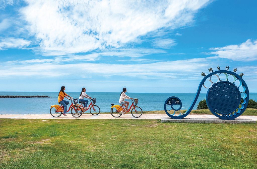 Người đạp xe trên cung đường ven biển tại Đài Loan
