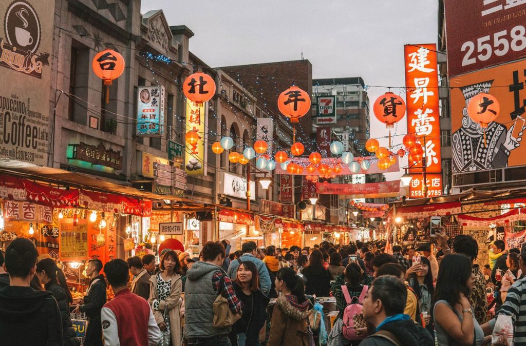 Khu phố đông người trang trí đèn lồng đỏ tại Đài Loan