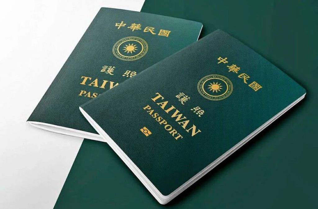 Hộ chiếu Đài Loan đặt trên nền xanh