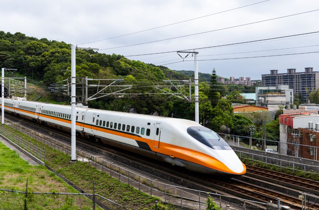 Tàu cao tốc THSR chạy trên đường ray tại Đài Loan