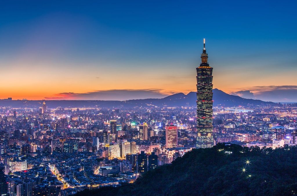 Tháp Taipei 101 giữa đường chân trời Đài Bắc lúc hoàng hôn