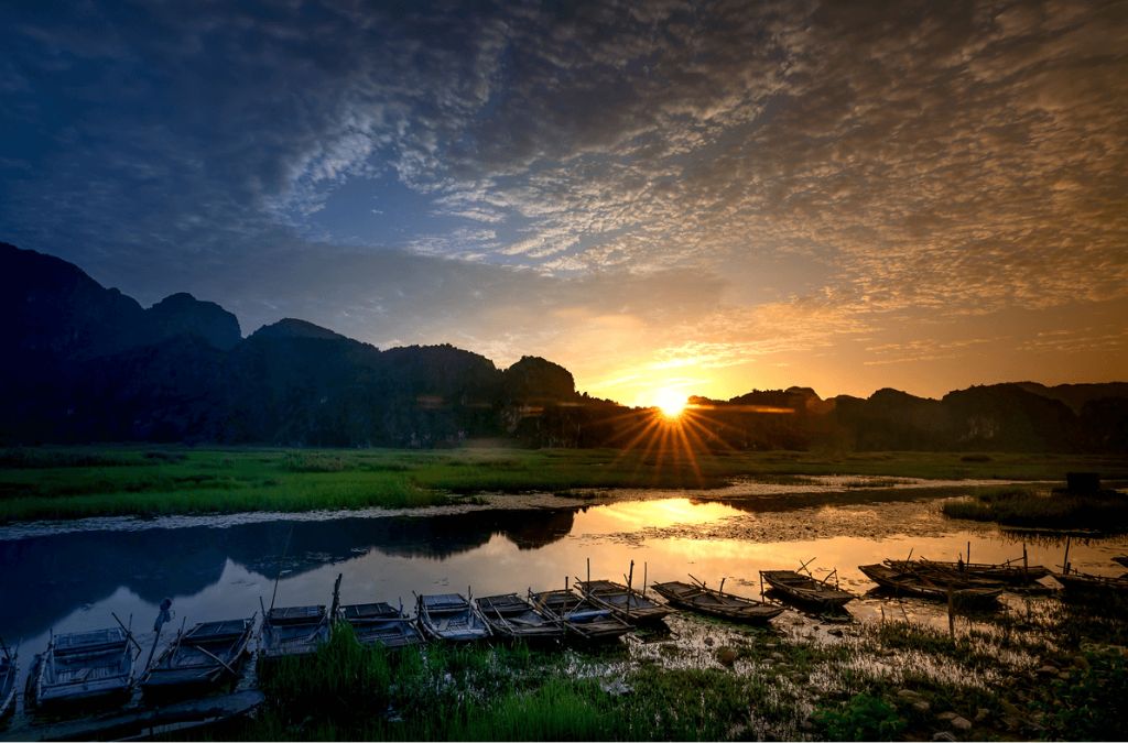 Hoàng hôn buông xuống trên Đầm Vân Long