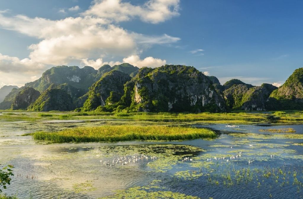Đầm Vân Long với vùng đất ngập nước và những dãy núi đá vôi