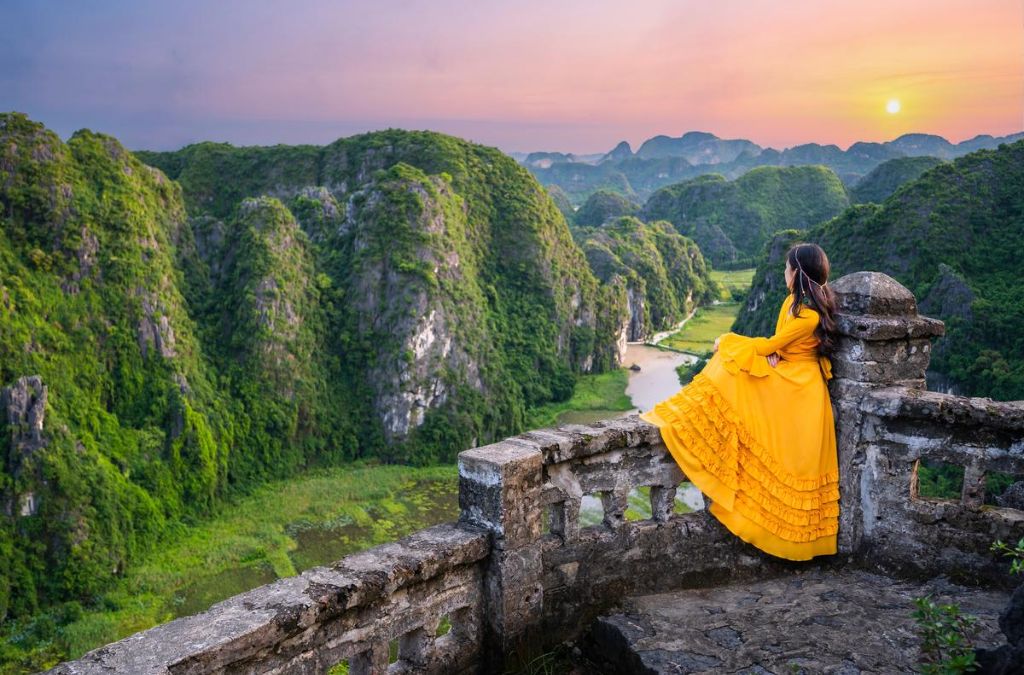  Người ngắm cảnh từ đỉnh núi Ngọa Long tại Hang Múa