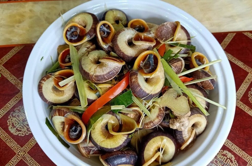 Món ốc núi Ninh Bình chế biến cùng sả và ớt