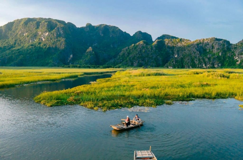Thuyền nan trên Đầm Vân Long giữa vùng đất ngập nước và núi đá