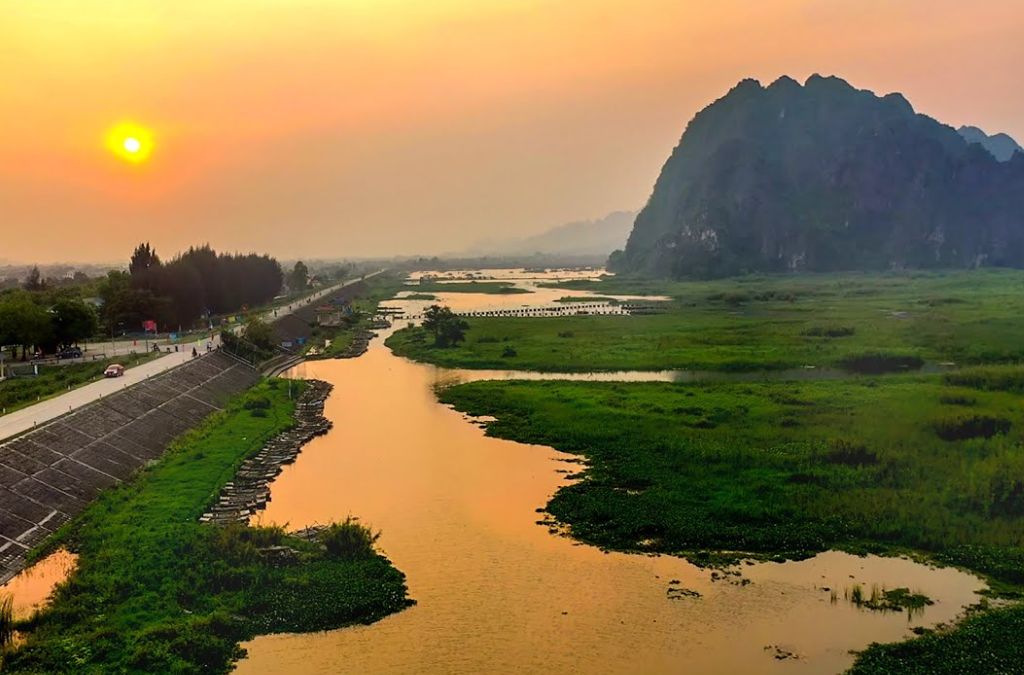 Hoàng hôn phản chiếu trên mặt nước Đầm Vân Long