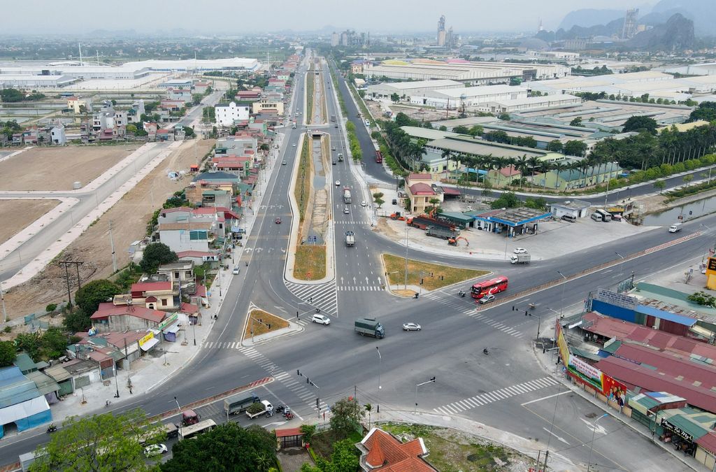 Tuyến đường lớn dẫn về khu vực Đầm Vân Long Ninh Bình