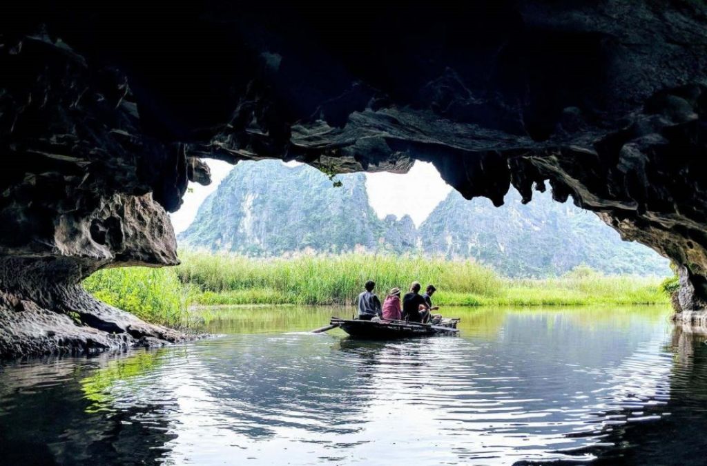 Thuyền nan đi qua hang động ngập nước tại Đầm Vân Long