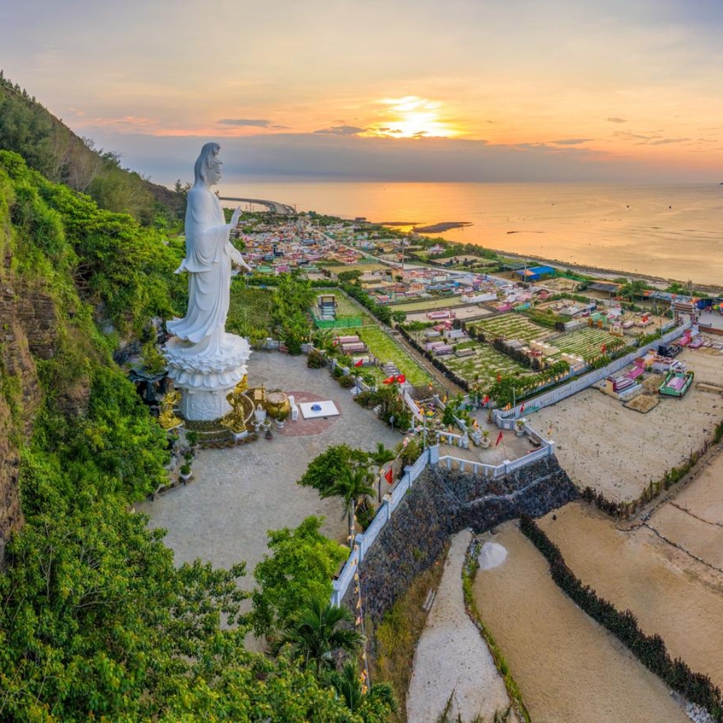 Tượng Quan Thế Âm Bồ Tát tại Chùa Đục nhìn ra biển Lý Sơn