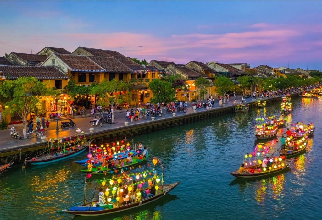 Thuyền hoa đăng trên sông Hoài giữa phố cổ Hội An về đêm