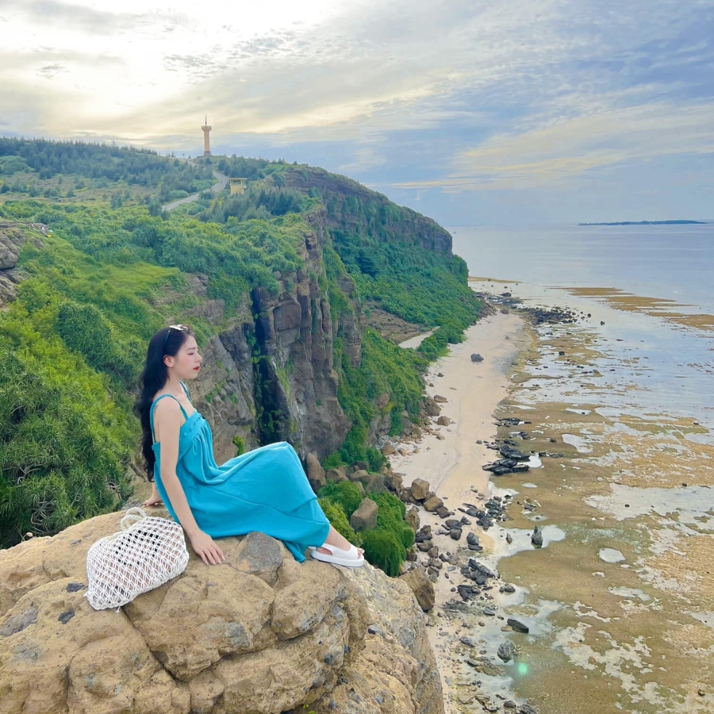 Chụp ảnh tại Núi Thới Lới, ngắm biển và vách đá bazan trên đảo Lý Sơn