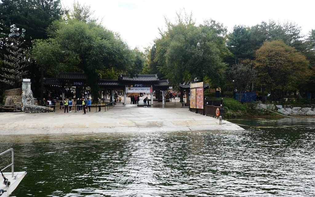 Bến thuyền ven đảo Nami