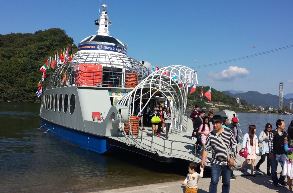 Phà đưa khách sang đảo Nami