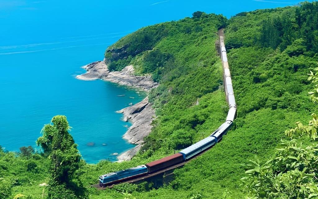 Tàu hỏa trên Đèo Hải Vân