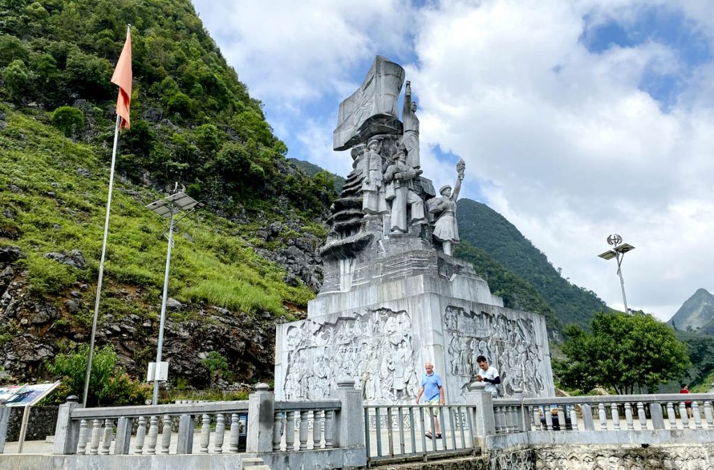 Tượng đài bên cung đường đèo Mã Pí Lèng