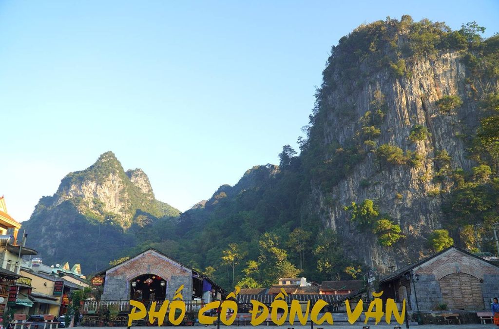 Biển Phố cổ Đồng Văn dưới chân những dãy núi đá