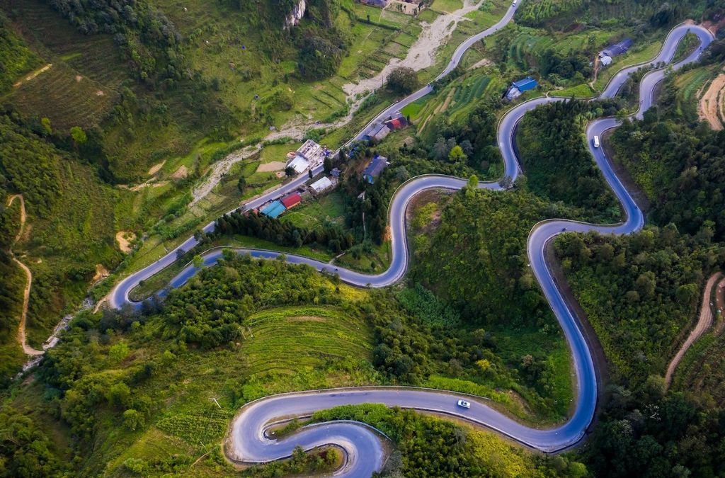 Đèo Mã Pí Lèng uốn lượn giữa những sườn núi nhìn từ trên cao