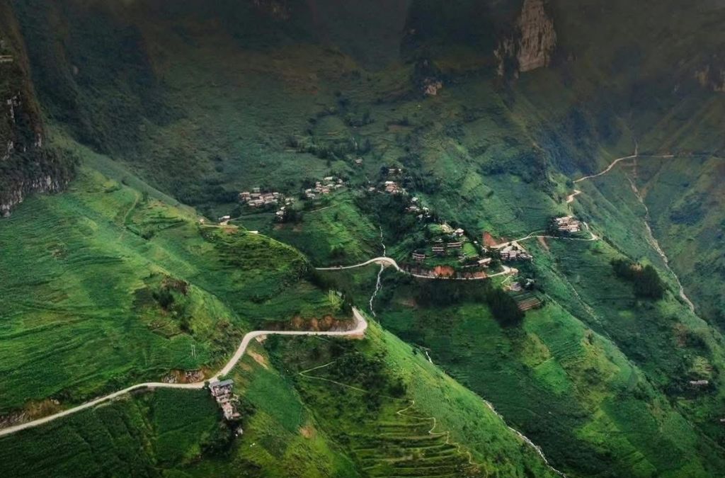 Con đường Hạnh Phúc chạy giữa thung lũng và núi đá vùng cao