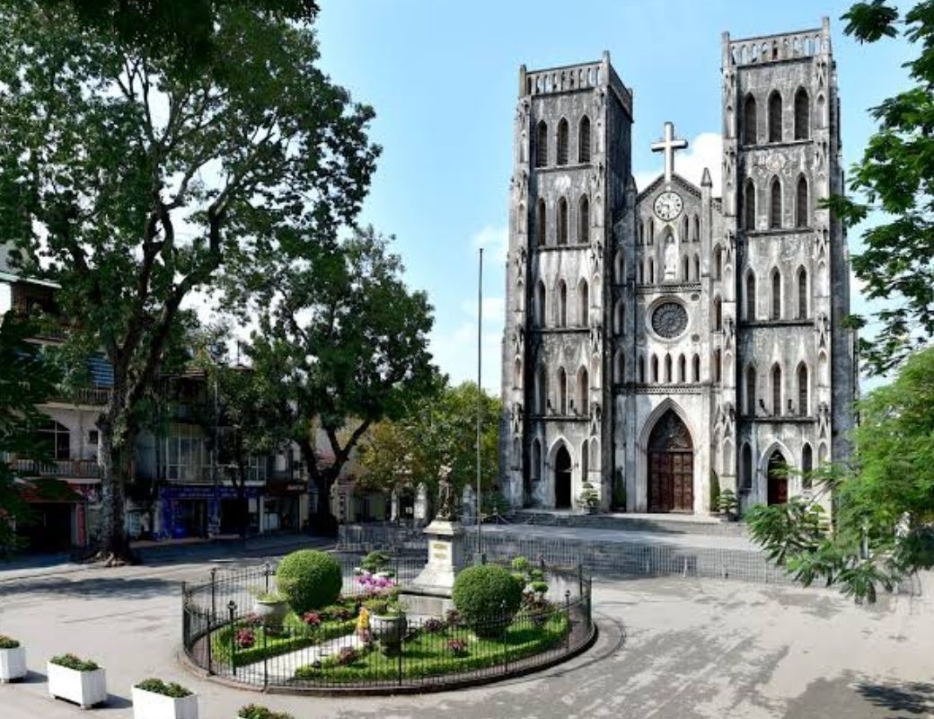 Nhà thờ Lớn Hà Nội với kiến trúc Gothic cổ kính.