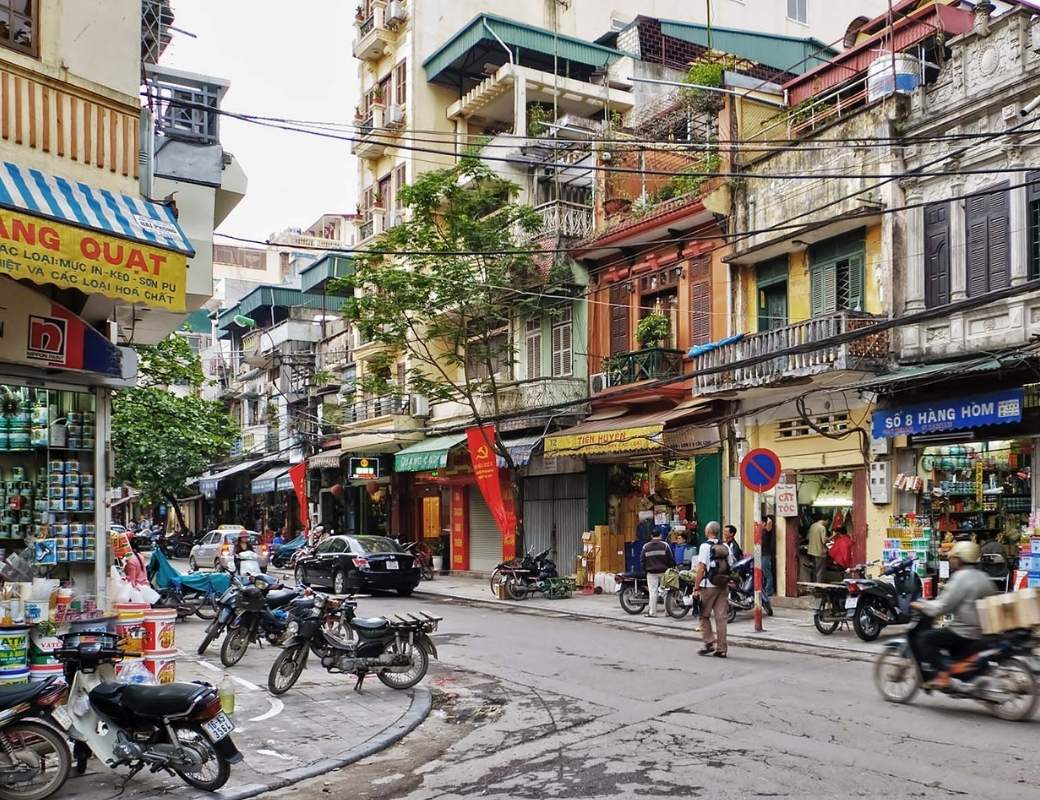 Phố cổ Hà Nội với những dãy nhà ống san sát.