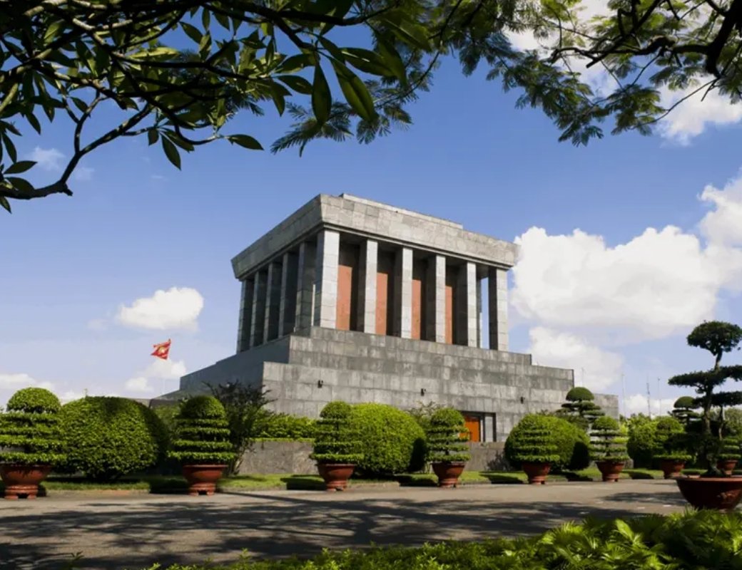 lăng Chủ tịch Hồ Chí Minh tại Quảng trường Ba Đình.