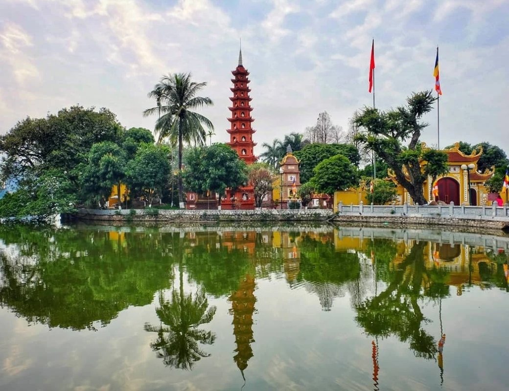 chùa Trấn Quốc bên Hồ Tây với kiến trúc cổ kính.