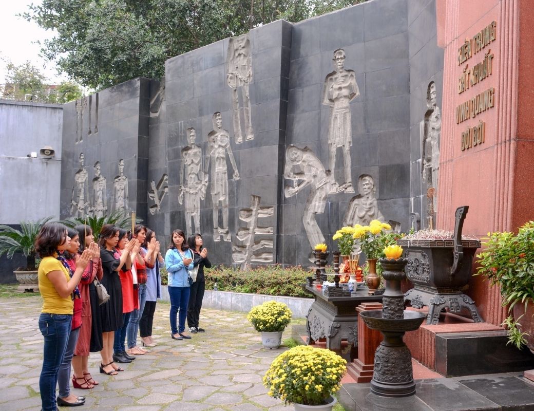 Khách tham quan tại Di tích Nhà tù Hỏa Lò.