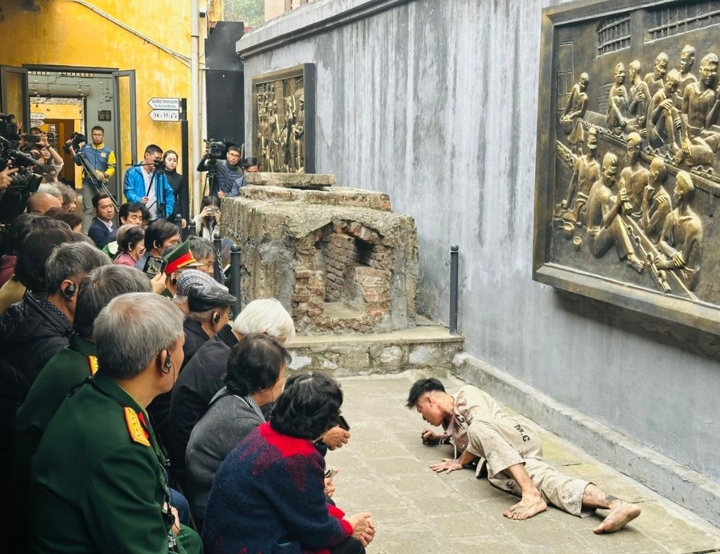 Khách tham quan theo dõi màn tái hiện hình ảnh quân lính.