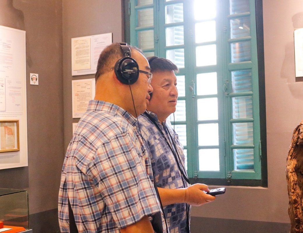 Khách tham quan sử dụng máy Audio Guide tại Nhà tù Hỏa Lò.