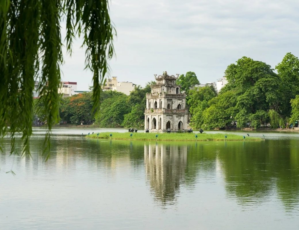 Hồ Hoàn Kiếm và Tháp Rùa giữa lòng Hà Nội.