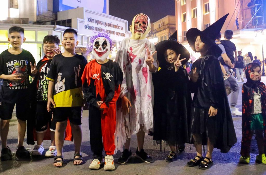 hóa trang Halloween của các bạn trẻ tại phố đi bộ Hồ Gươm