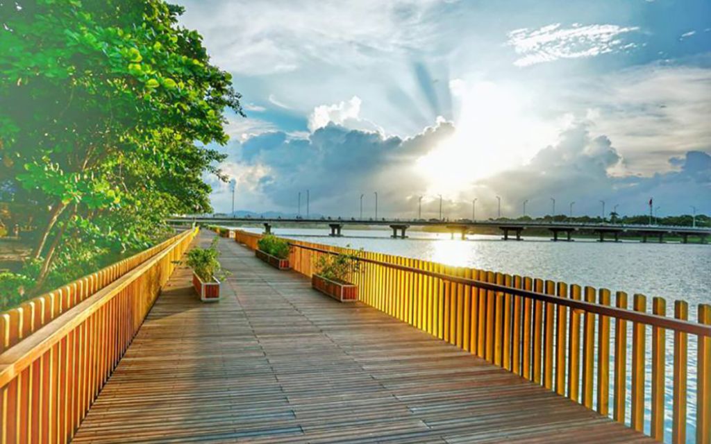Đường đi bộ gỗ lim ven sông Hương