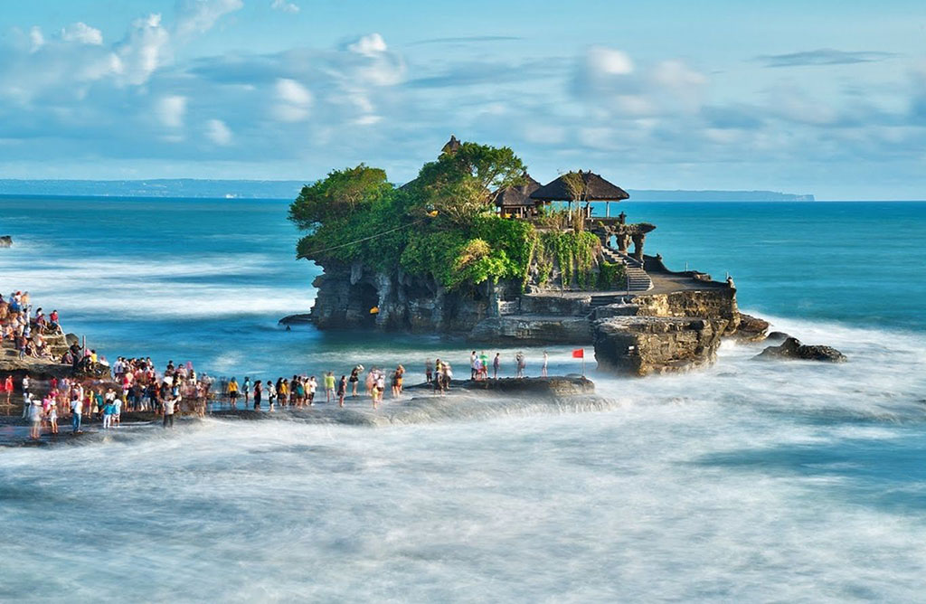 Đền Tanah Lot là một trong những địa điểm du lịch nổi tiếng nhất tại Bali