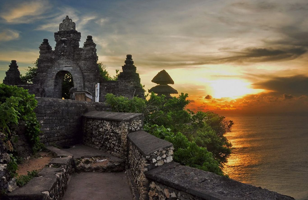 Đền Uluwatu tọa lạc trên vách đá nhìn ra biển Bali.