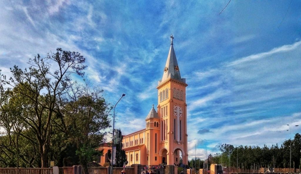Nhà thờ Con Gà với kiến trúc Gothic đặc trưng tại Đà Lạt