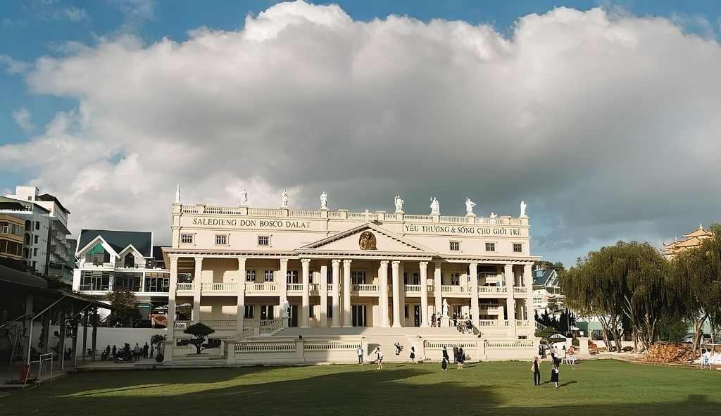 Nhà Thờ Don Bosco với kiến trúc châu Âu hiện đại tại Đà Lạt