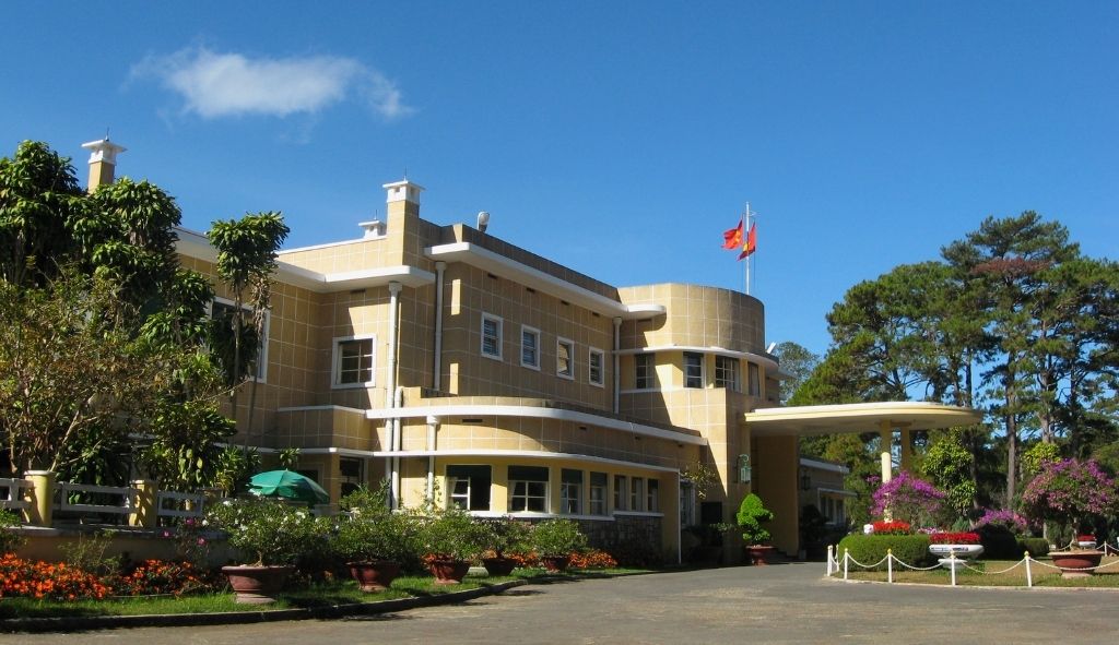 Dinh Bảo Đại III với kiến trúc cổ kính giữa không gian xanh của Đà Lạt