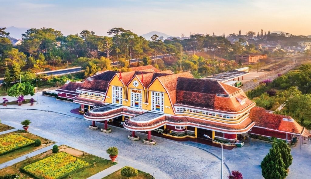 Ga Đà Lạt với kiến trúc cổ kính và đầu tàu hơi nước đặc trưng tại Đà Lạt