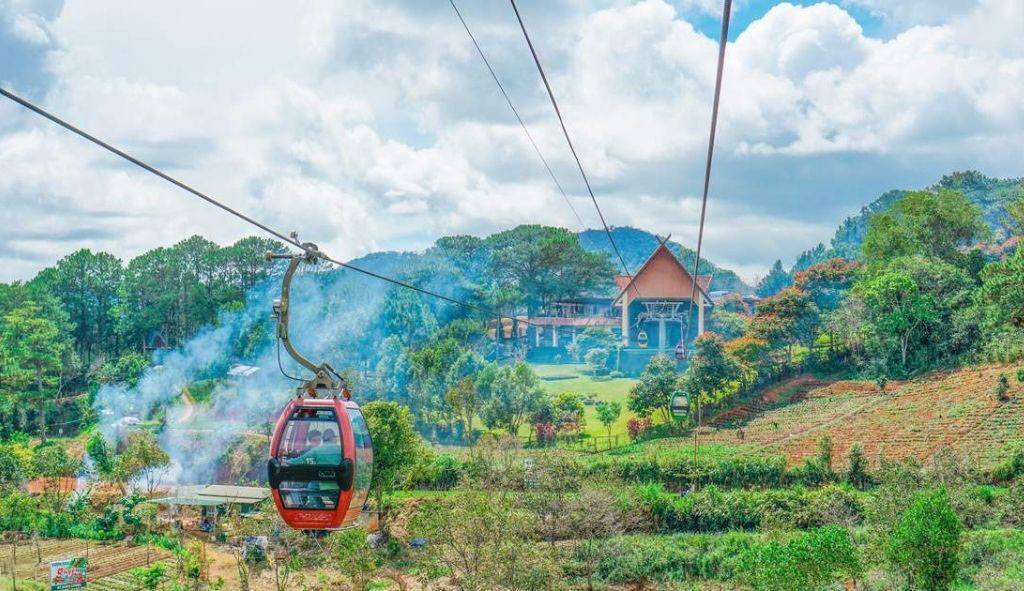 Nhà ga cáp treo Đà Lạt trên Đồi Robin với tầm nhìn toàn cảnh thành phố Đà Lạt