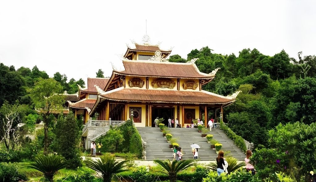 Cảnh quan Thiền Viện Trúc Lâm với các du khách ghé dâng hương