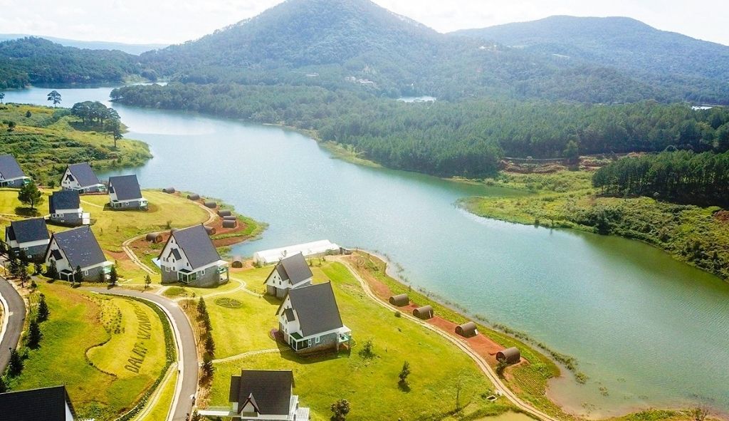 Mặt hồ Tuyền Lâm phẳng lặng giữa rừng thông xanh tại Đà Lạt